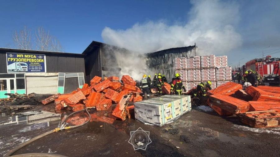Крупный пожар на складе произошел в Алматы