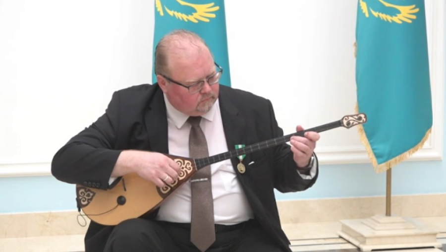 Российский дипломат награжден медалью «Шапағат»