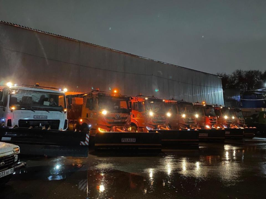 Алматы очистили после ночного снегопада