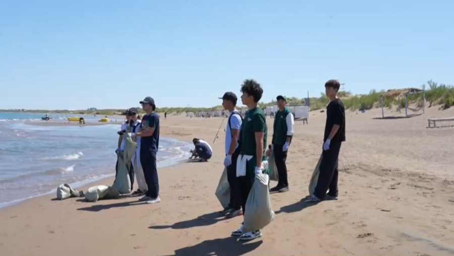 Еріктілер Балқаш көлінің жағалауын қоқыстан тазартты