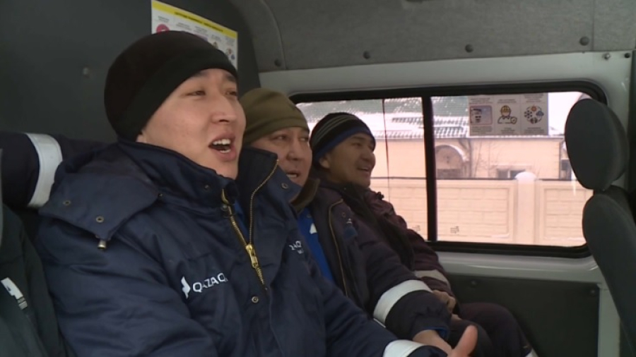 Слесарь газовой службы вдохновляет коллег своим пением