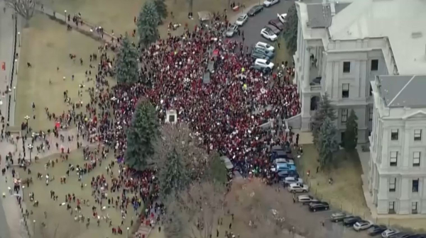 Массовые протесты учителей идут в штате Колорадо