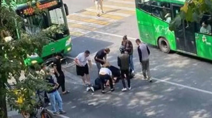 Алматыда автобус қаққан екі қыздың жағдайы ауыр