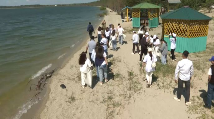 Берег озера Зеренда очистили от мусора