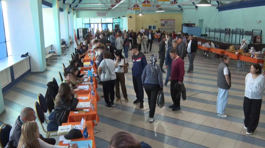 Сотни вакансий предложили на ярмарке труда в Павлодаре