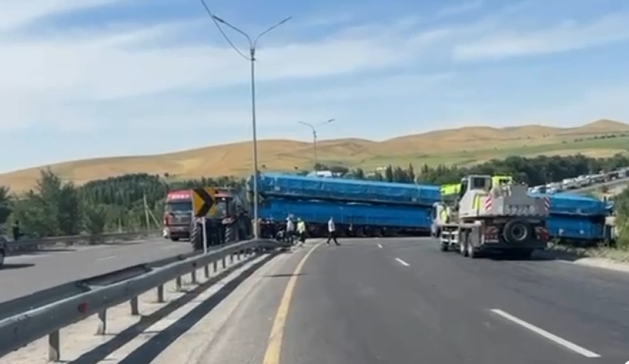 Грузовик заблокировал трассу Тараз – Шымкент после ДТП