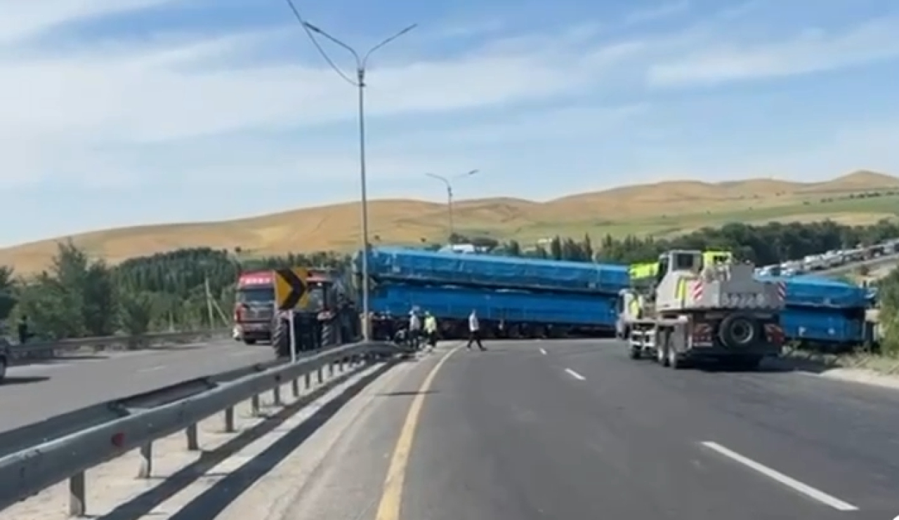 Грузовик заблокировал трассу Тараз – Шымкент после ДТП