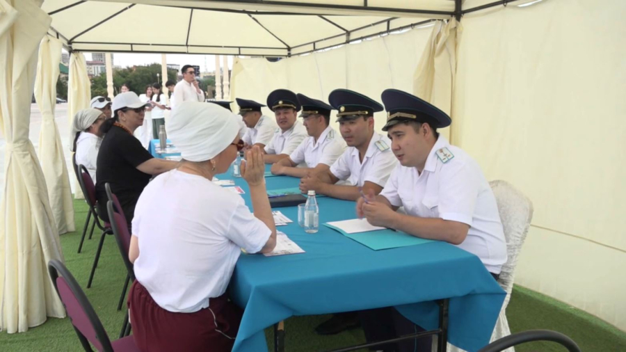 Ақтауда прокурорлар тұрғындармен кездесті