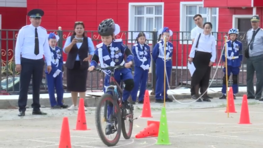 Полицейские Улытау рассказали детям о правилах безопасности на дорогах