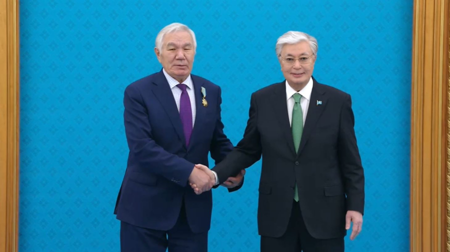 Президент ғалымдарды жаңа мемлекеттік наградамен марапаттады