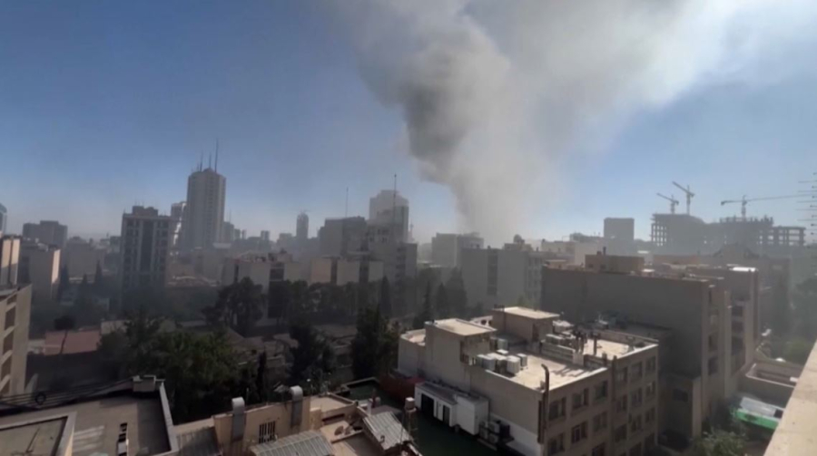 Хаменеи: Иран ешкімге тізе бүкпейді