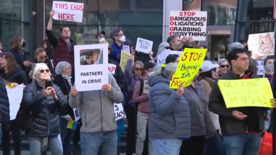 Протесты против Илона Маска продолжаются в США