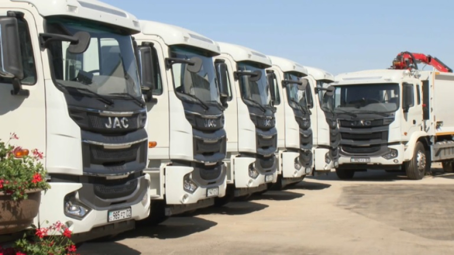 50 мусоровозов получило предприятие по вывозу ТБО в Алматы