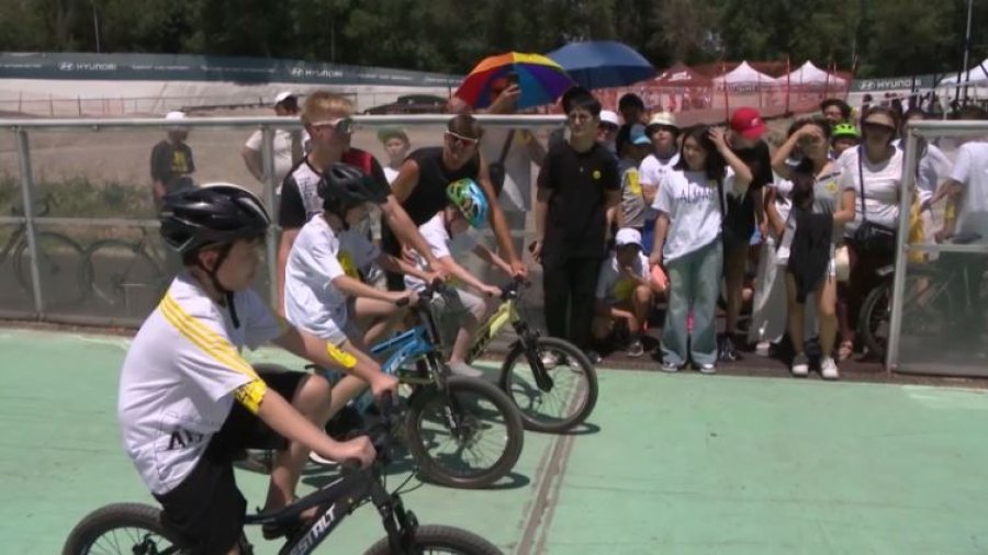 Первый инклюзивный велозаезд провели в Алматы
