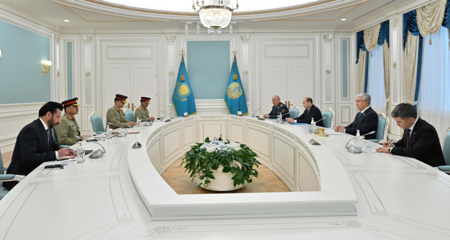 Президент принял главнокомандующего сухопутными войсками Вооруженных сил Пакистана