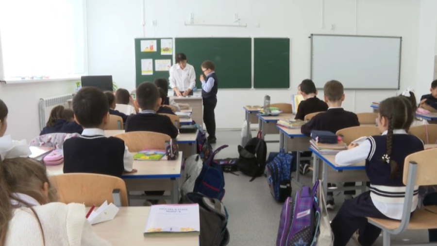 Президент поручил максимально повысить авторитет и статус учителей