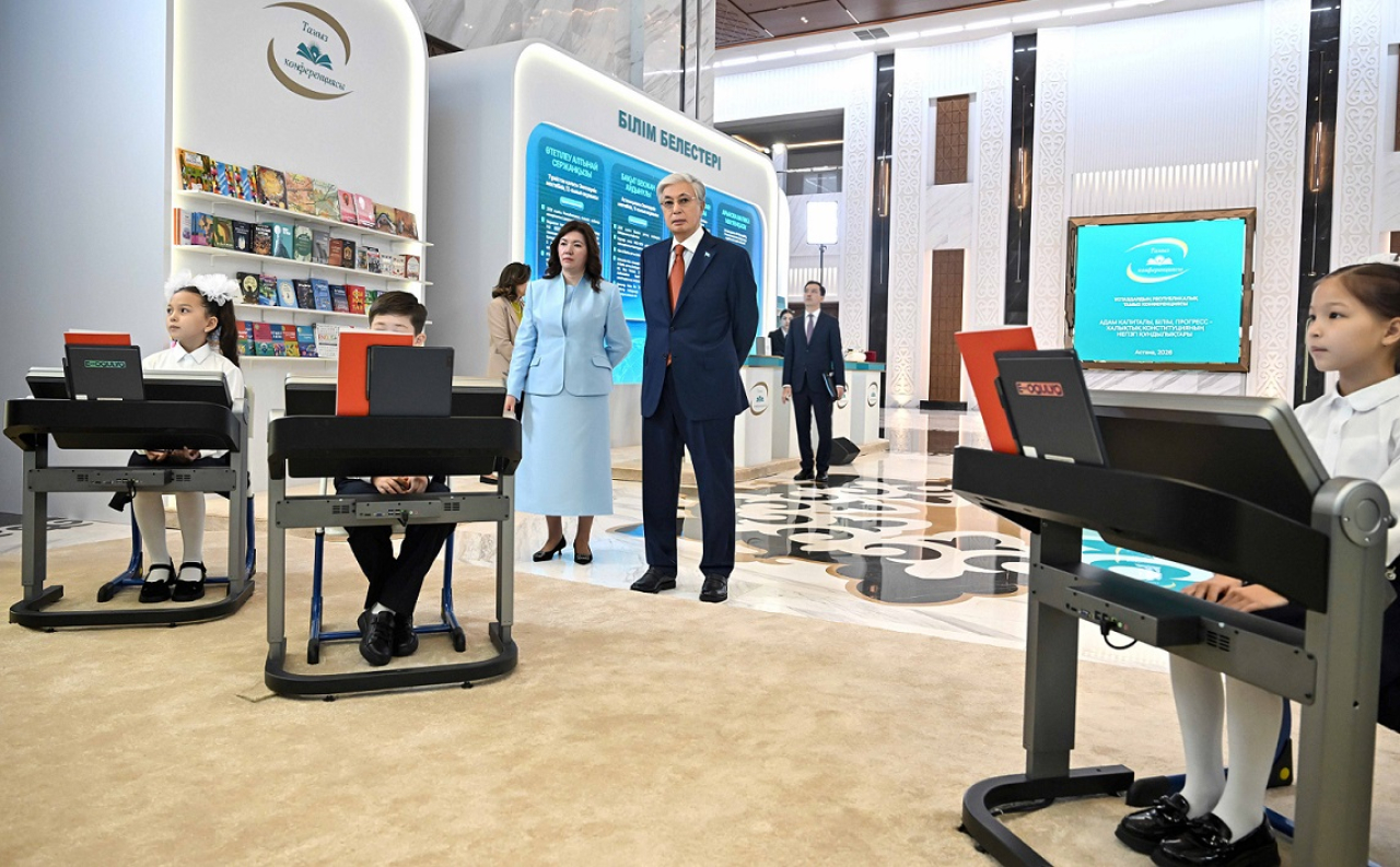 Глава государства осмотрел выставочную зону «Білім болашағы»
