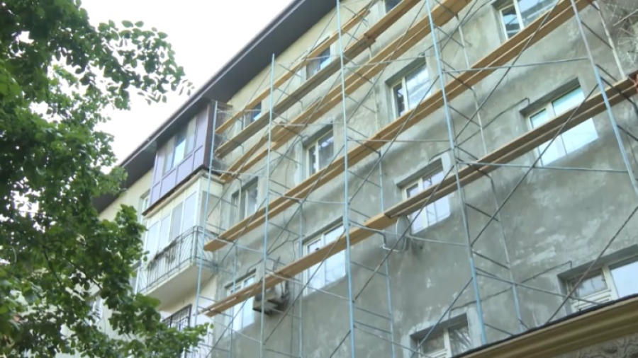 В Таразе обновляют фасады жилых домов
