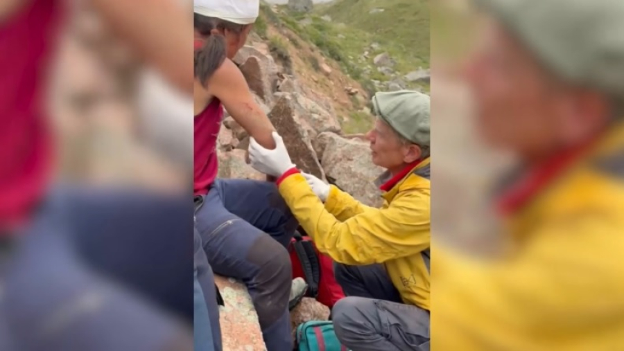 Алматинский врач спасает альпинистов в горах