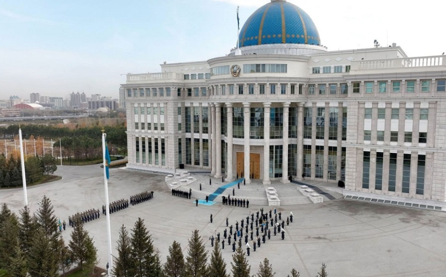 Президент принял участие в церемонии поднятия Государственного флага