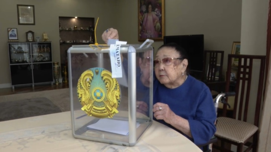 Бибигуль Тулегенова проголосовала на референдуме