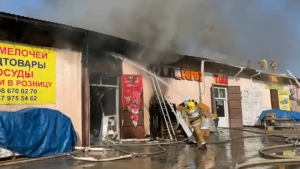 В Таразе потушили пожар на складе