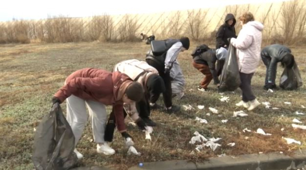 50 тонн мусора убрали активисты партии Amanat в Костанае