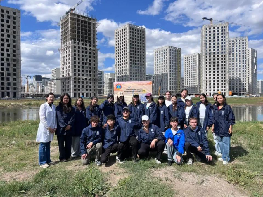 В столице провели очистку озера Малый Талдыколь
