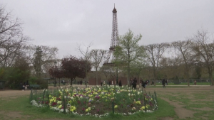 В Париже появилась уменьшенная копия Эйфелевой башни