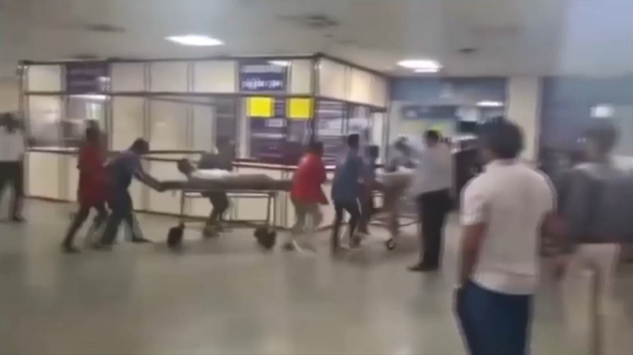 СМИ: два пассажира упавшего в Индии самолёта выжили