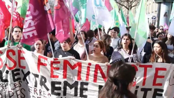 Француженки в честь 8 марта прошли маршем по улицам Парижа