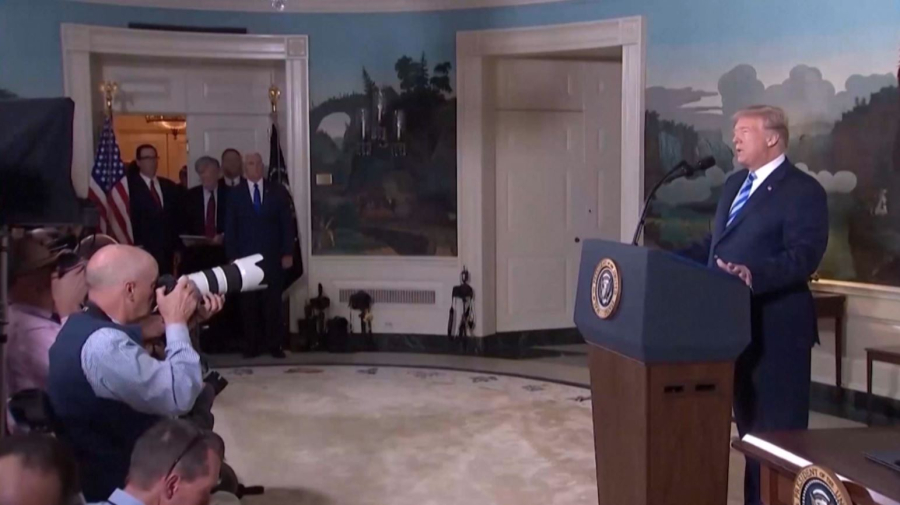 Рейтинг общественного одобрения Трампа упал до рекордных 42%