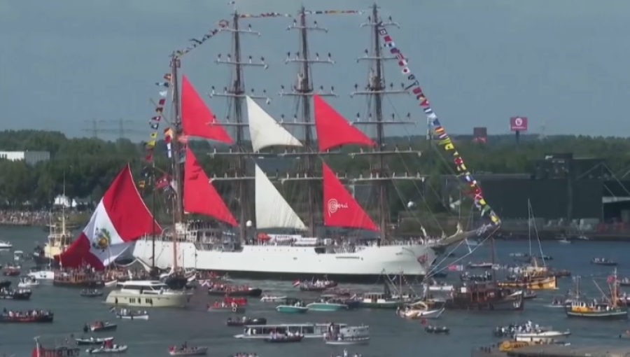 Масштабный парад парусных кораблей проходит в Амстердаме