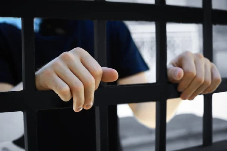 В Алматы судебный исполнитель незаконно снял аресты со счетов должника