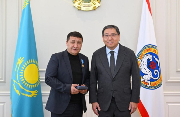 Спасшему заложницу в аэропорту Алматы вручили медаль