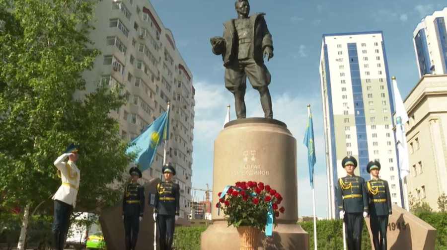 Цветы к памятнику Талгата Бегельдинова возложил Премьер-министр РК