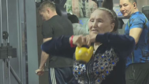 74-летняя пенсионерка посещает фитнес-зал в Алматинской области