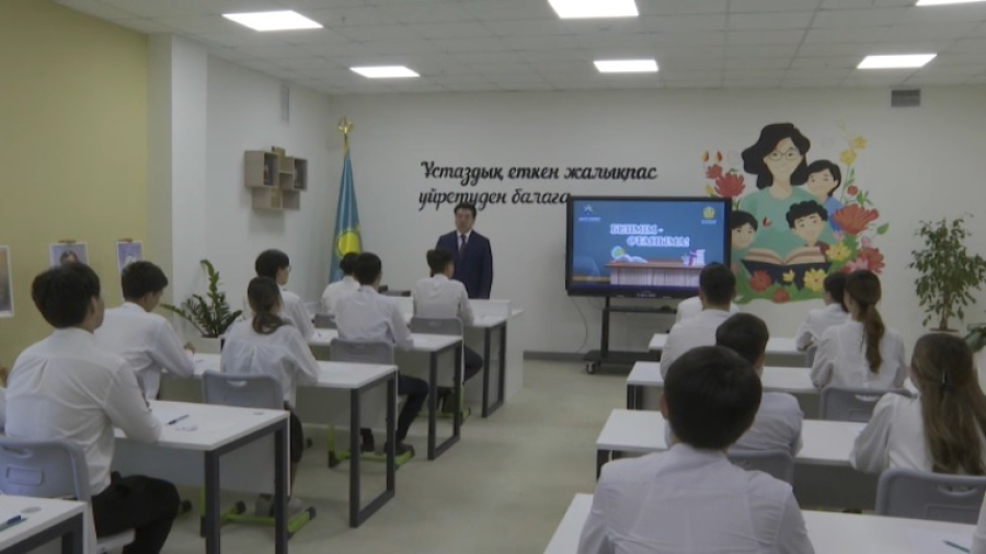 Министр просвещения провел классный час для столичных школьников