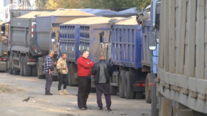 Қостанайдағы элеватор алдында көліктер астық тапсыру кезегін тәуліктеп күтіп тұр