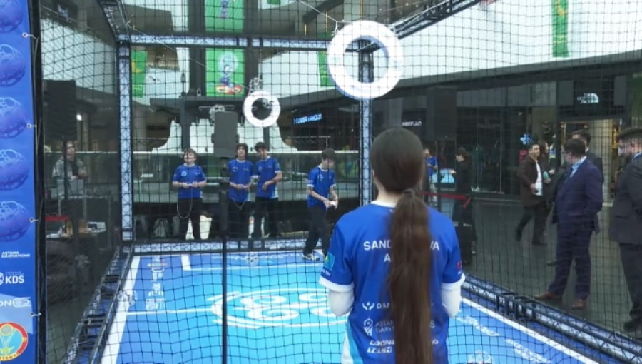 Турнир по дрон-футболу провели в столичном ТРЦ