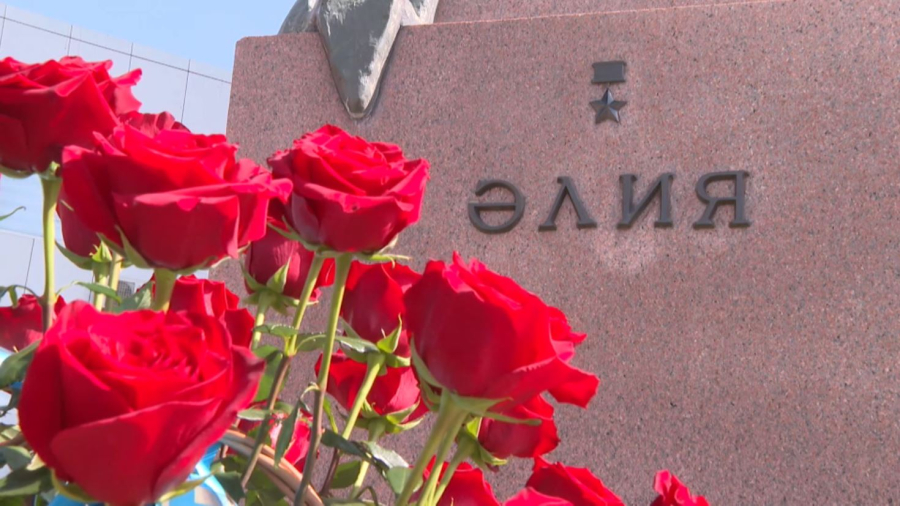 Ерлан Қарин Әлия Молдағұлованың ескерткішіне гүл шоғын қойды