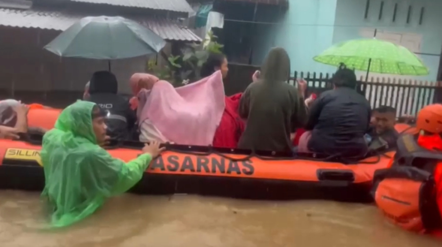 Наводнения в Индонезии унесли жизни 90 человек