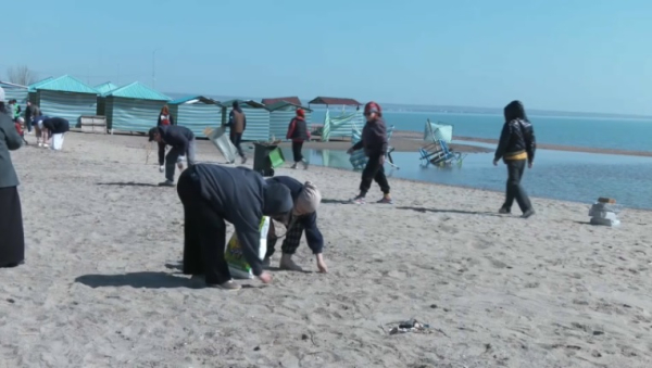 С городского пляжа в Конаеве вывезли 3 тонны мусора
