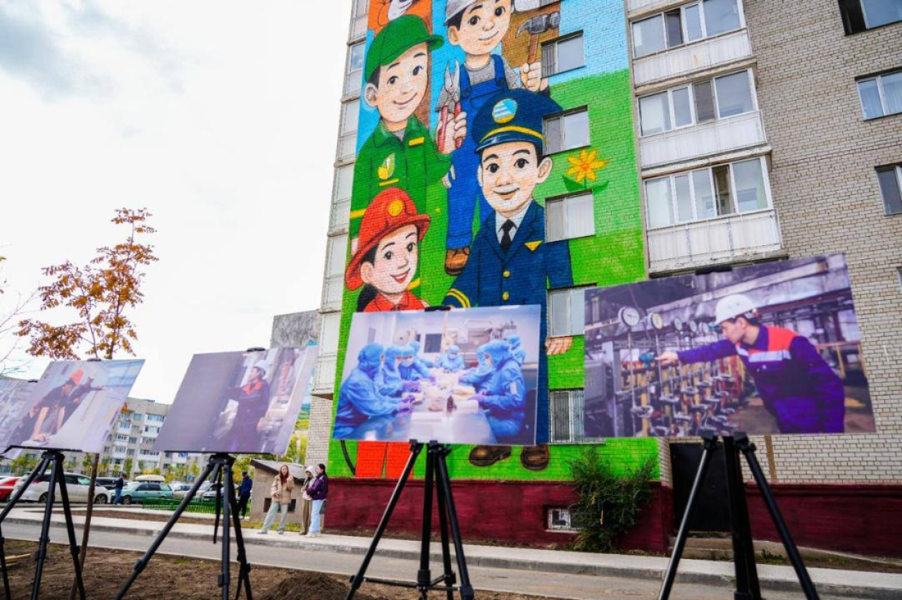 Год рабочих профессий: в Астане появился тематический мурал