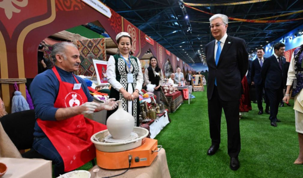 Қ. Тоқаев этноауылдағы қолөнер жәрмеңкесін аралап көрді