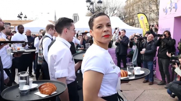 Гонка официантов: традицию с вековой историей возродили в Париже