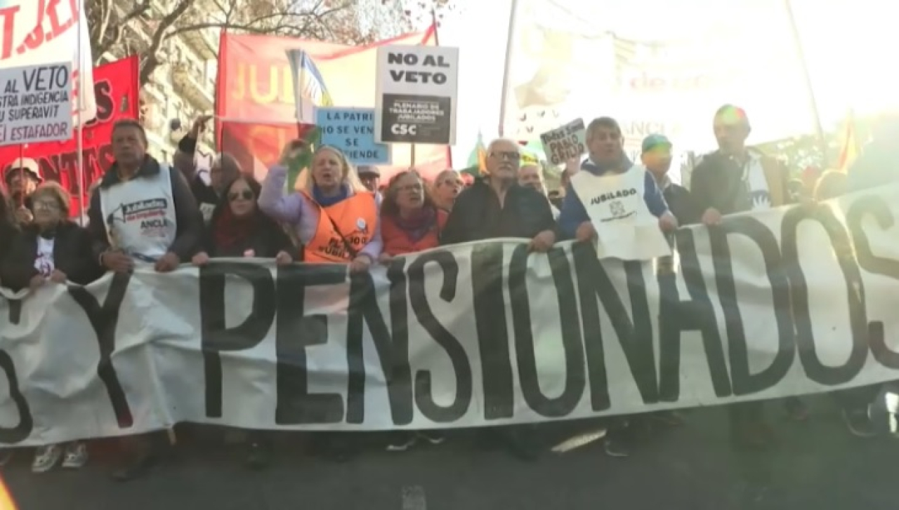 Протесты пенсионеров в Буэнос-Айресе переросли в столкновения с полицией