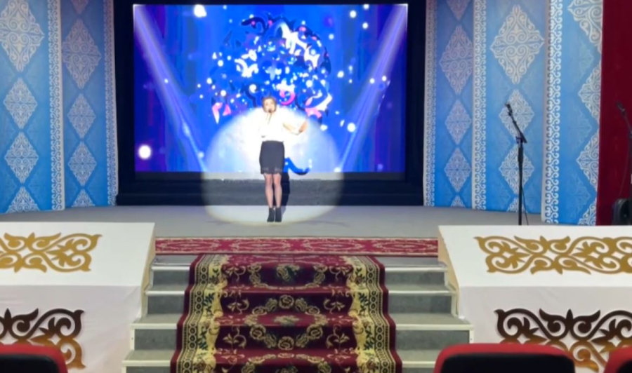 Полька из СКО покоряет казнет своим исполнением казахских песен