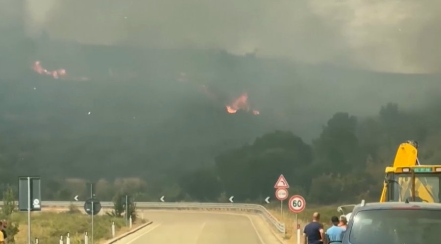 Албанияда өрт кезінде 3 адамды күйік шалды
