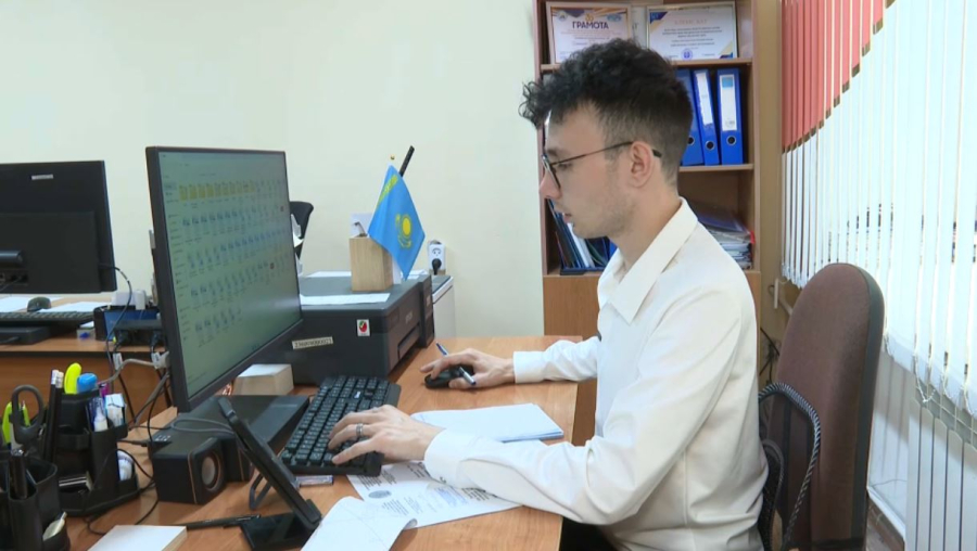 Сәтбаевтық мұғалім Евгений Соколовский қазақ тілінде еркін сөйлеп, Абай өлеңдерін жатқа оқиды